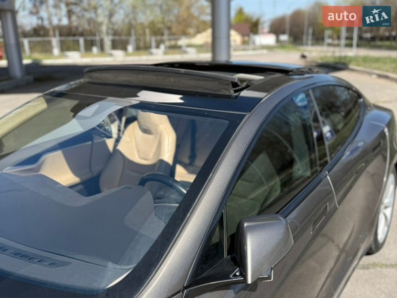 Лифтбек Tesla Model S 2015 в Каневе