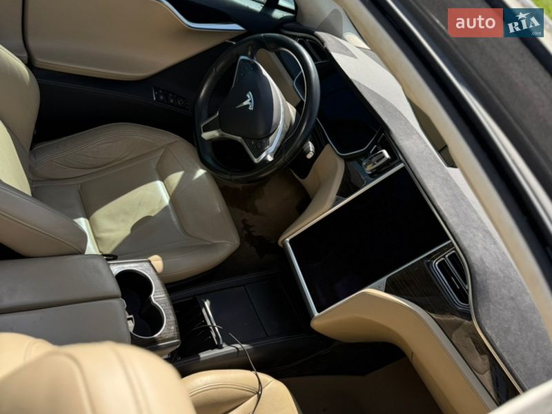 Лифтбек Tesla Model S 2015 в Каневе