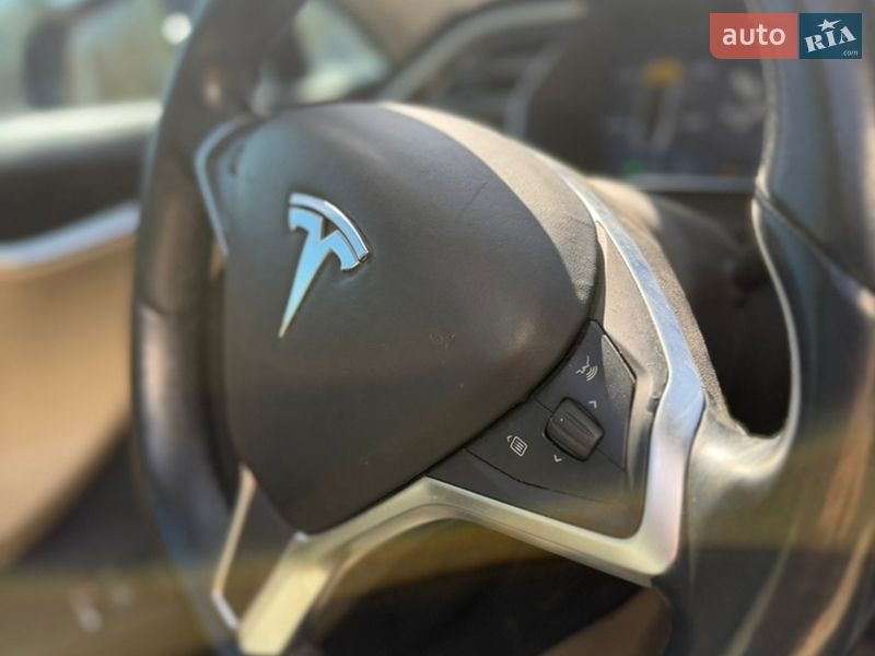 Лифтбек Tesla Model S 2015 в Каневе