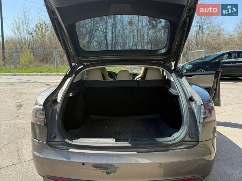 Лифтбек Tesla Model S 2015 в Каневе