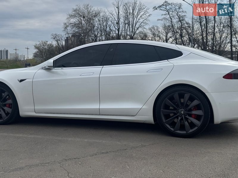 Лифтбек Tesla Model S 2017 в Киеве