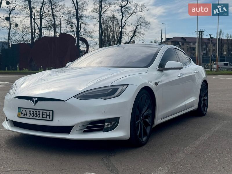 Лифтбек Tesla Model S 2017 в Киеве