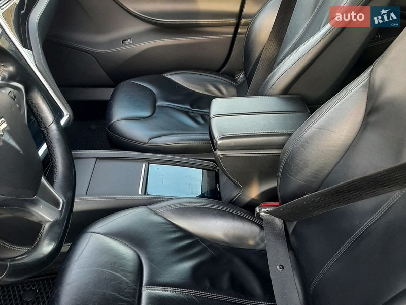 Ліфтбек Tesla Model S 2015 в Іллінцях