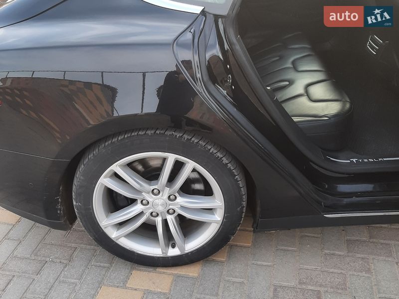 Ліфтбек Tesla Model S 2015 в Іллінцях