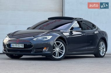 Лифтбек Tesla Model S 2015 в Сарнах