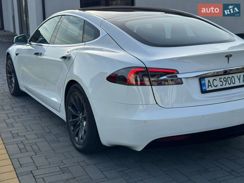 Лифтбек Tesla Model S 2019 в Ковеле