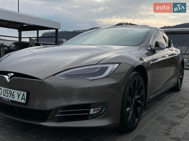 Лифтбек Tesla Model S 2016 в Ужгороде