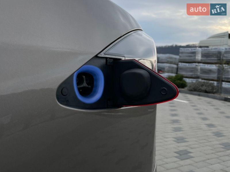 Лифтбек Tesla Model S 2016 в Ужгороде