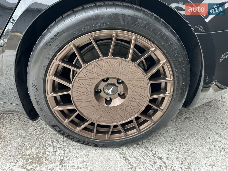 Лифтбек Tesla Model S 2023 в Киеве