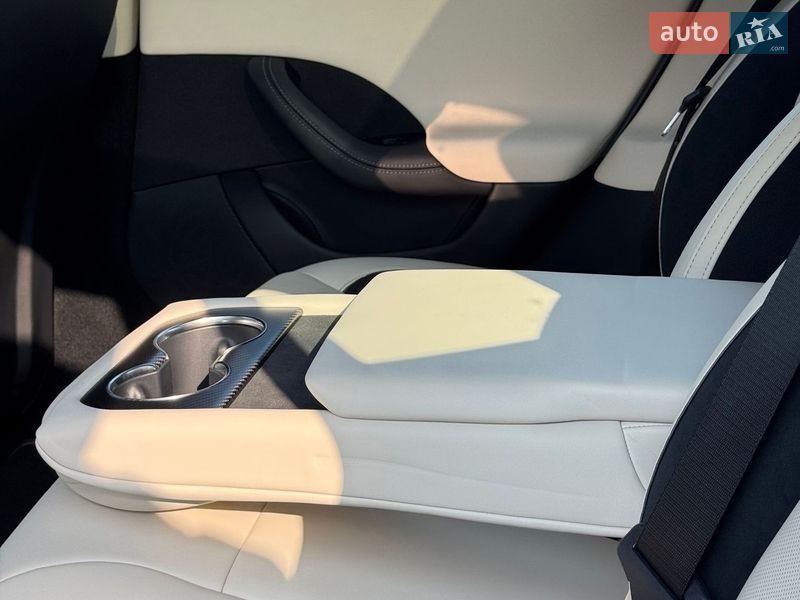 Лифтбек Tesla Model S 2024 в Киеве