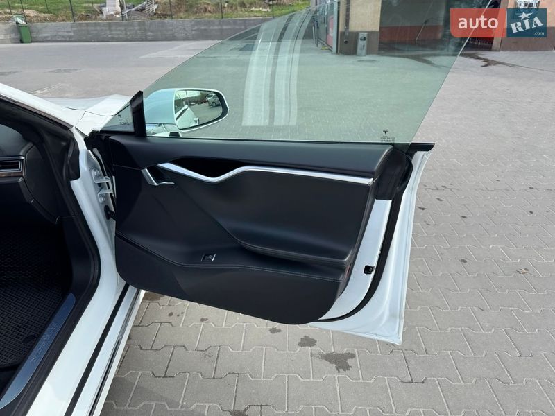 Лифтбек Tesla Model S 2016 в Буче
