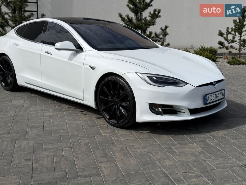 Лифтбек Tesla Model S 2017 в Луцке