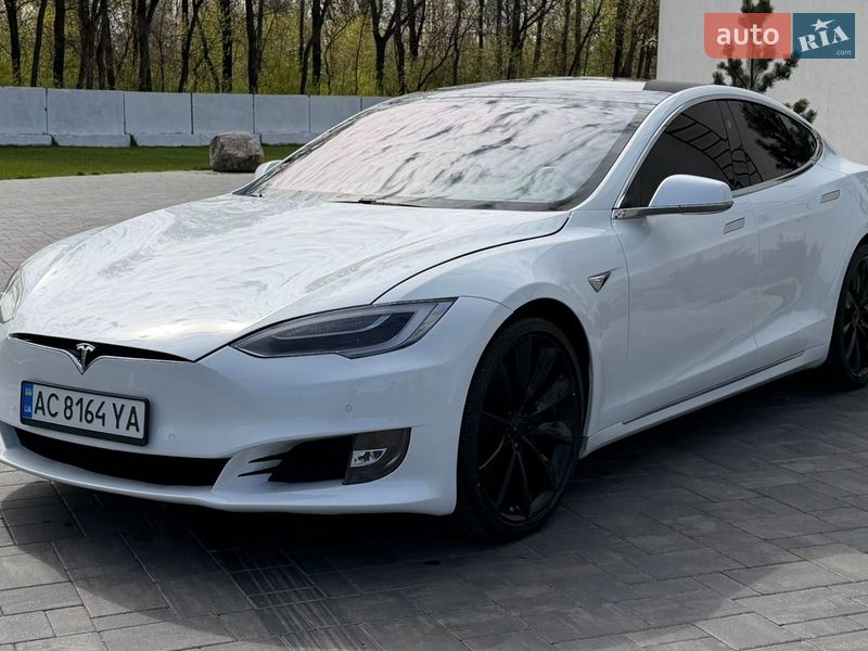 Лифтбек Tesla Model S 2017 в Луцке