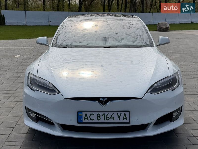 Лифтбек Tesla Model S 2017 в Луцке