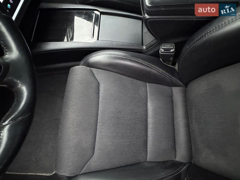 Лифтбек Tesla Model S 2018 в Киеве