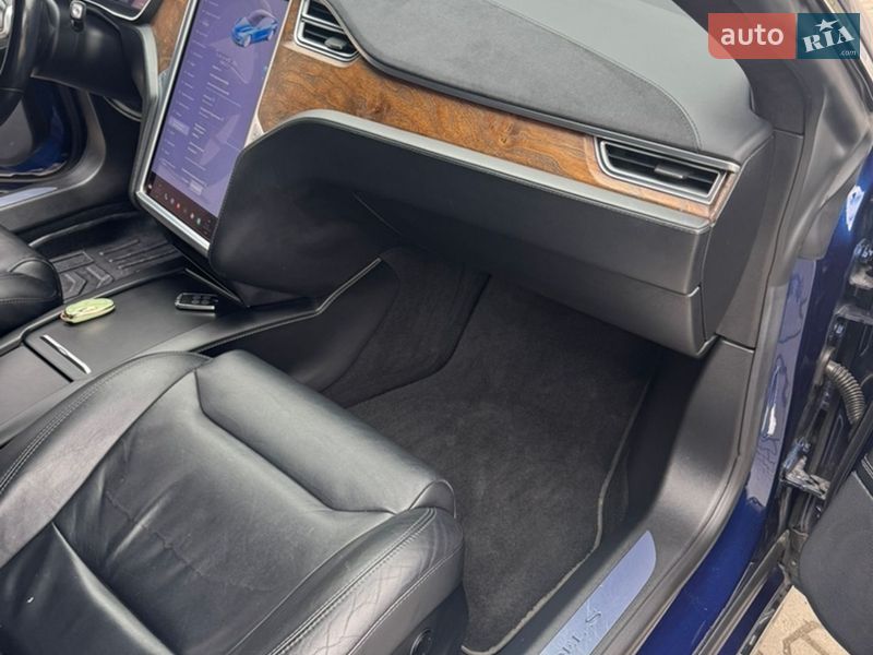 Ліфтбек Tesla Model S 2017 в Івано-Франківську
