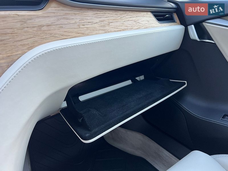 Лифтбек Tesla Model S 2018 в Киеве