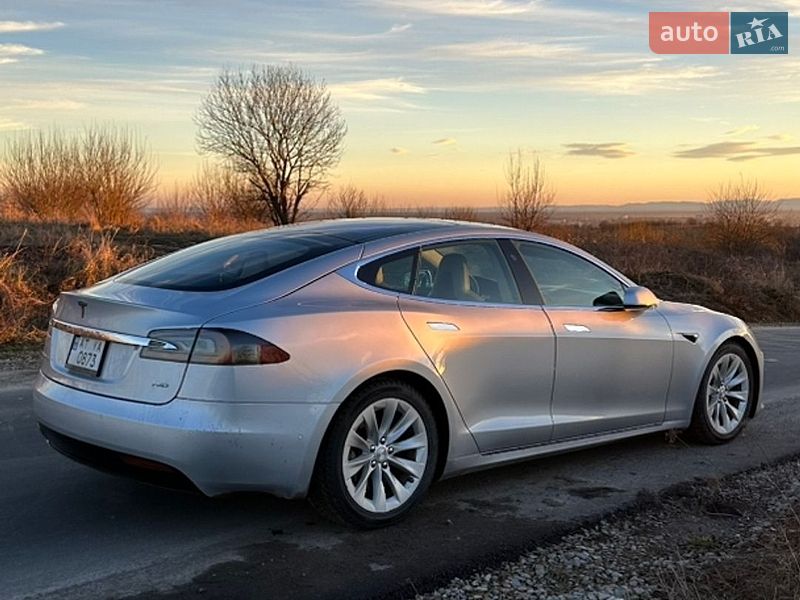 Лифтбек Tesla Model S 2016 в Ивано-Франковске