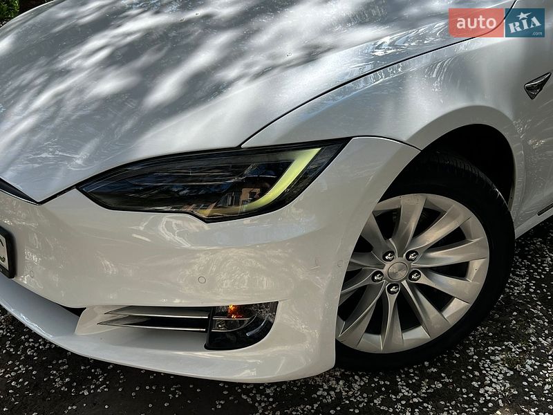 Лифтбек Tesla Model S 2018 в Львове