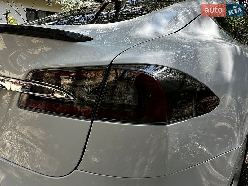 Лифтбек Tesla Model S 2018 в Львове