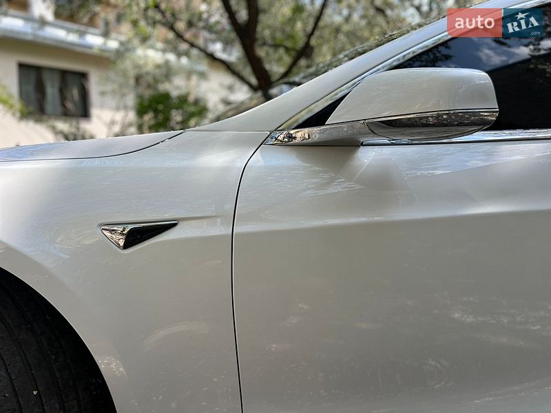 Лифтбек Tesla Model S 2018 в Львове
