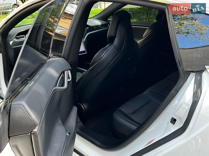 Лифтбек Tesla Model S 2018 в Львове