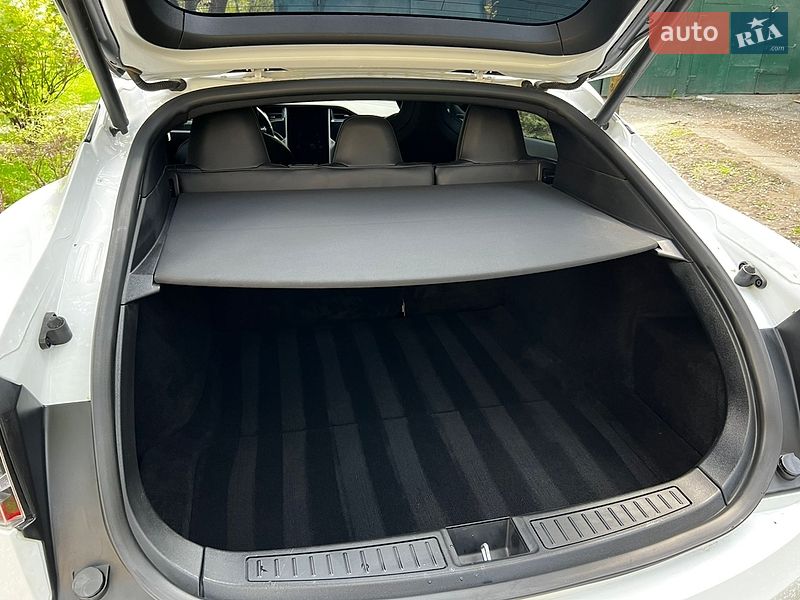 Лифтбек Tesla Model S 2018 в Львове