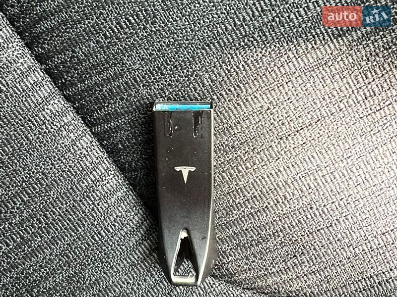 Лифтбек Tesla Model S 2018 в Львове