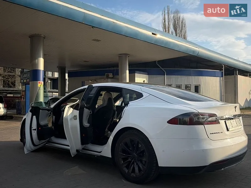 Tesla Model S 2014