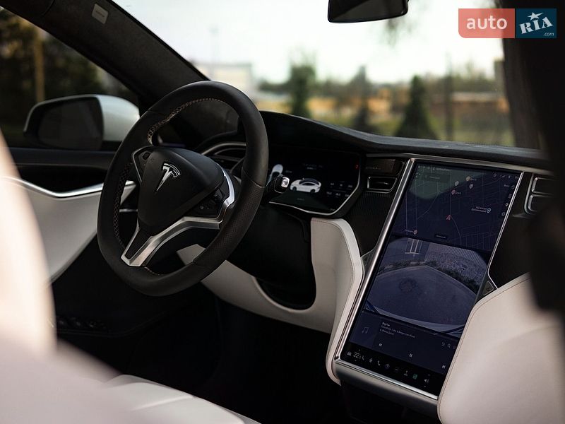Лифтбек Tesla Model S 2017 в Кропивницком