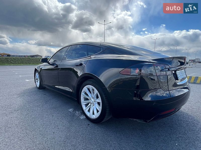 Лифтбек Tesla Model S 2018 в Львове