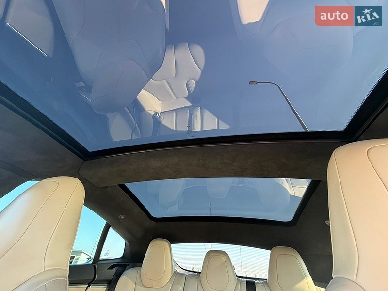 Лифтбек Tesla Model S 2015 в Львове