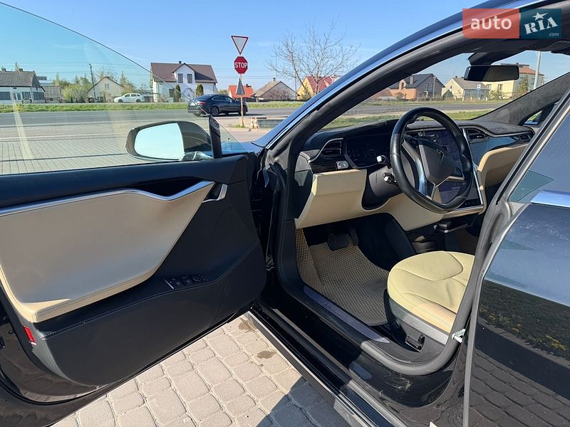 Лифтбек Tesla Model S 2015 в Львове