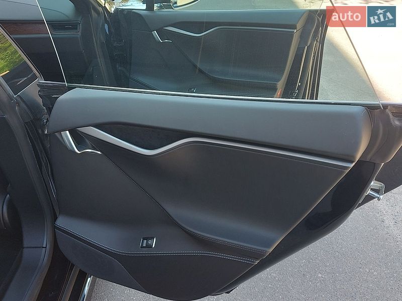 Лифтбек Tesla Model S 2018 в Николаеве