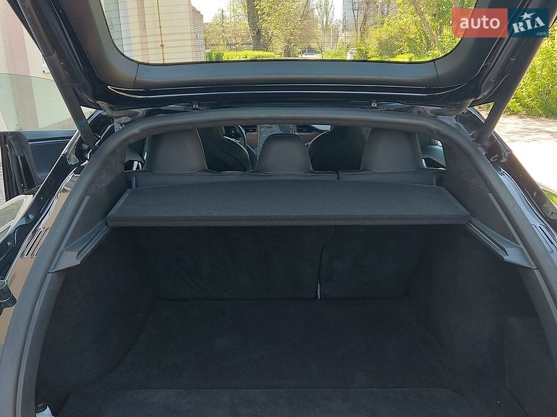 Лифтбек Tesla Model S 2018 в Николаеве