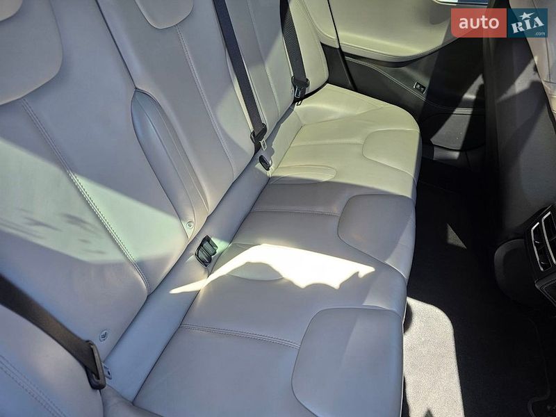 Лифтбек Tesla Model S 2015 в Львове
