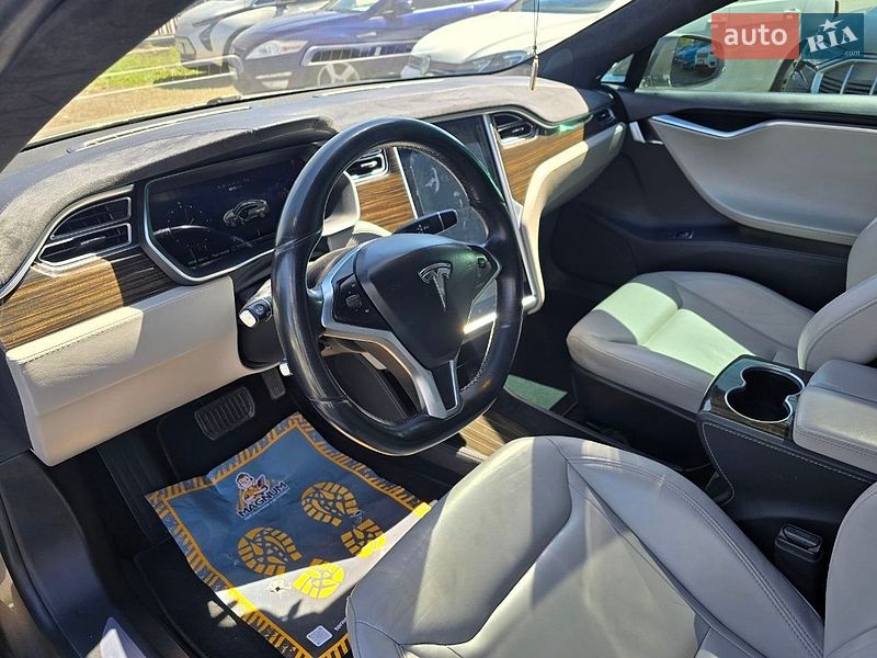 Лифтбек Tesla Model S 2015 в Львове
