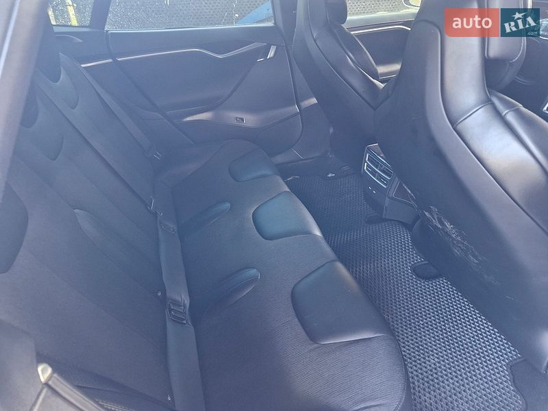 Лифтбек Tesla Model S 2017 в Киеве
