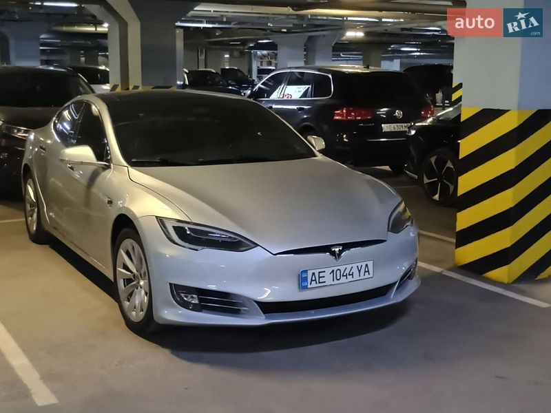 Лифтбек Tesla Model S 2018 в Днепре