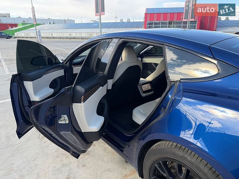 Лифтбек Tesla Model S 2022 в Киеве