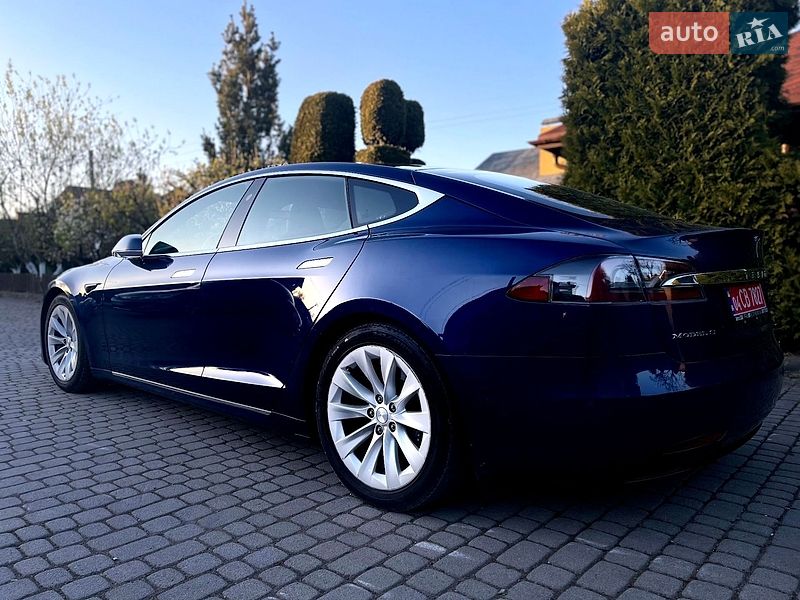 Лифтбек Tesla Model S 2017 в Львове
