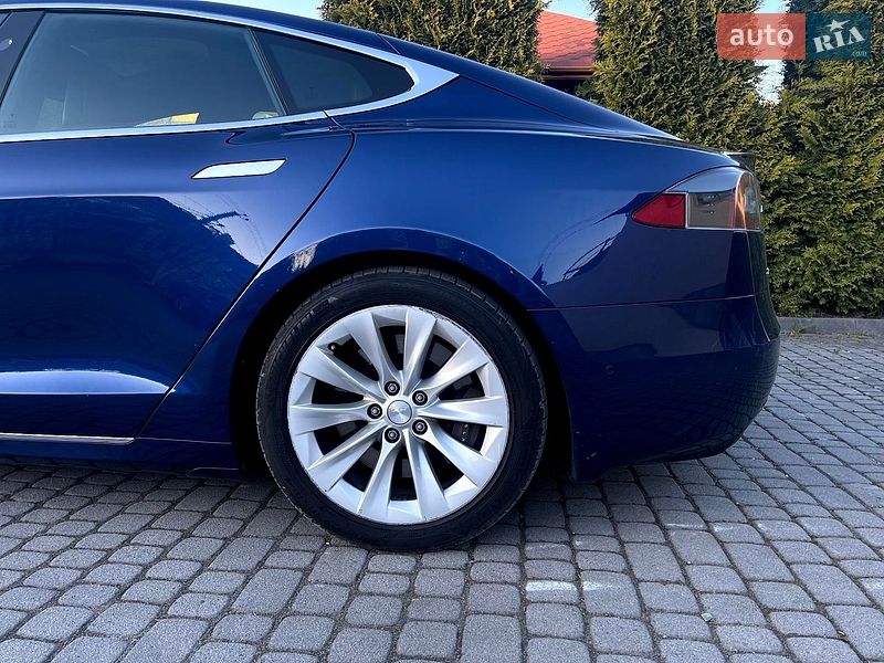 Лифтбек Tesla Model S 2017 в Львове