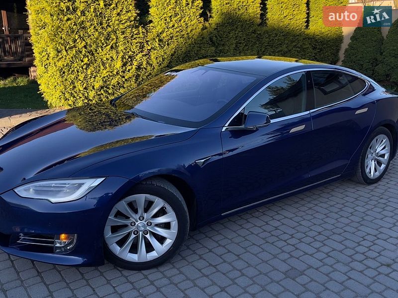 Лифтбек Tesla Model S 2017 в Львове