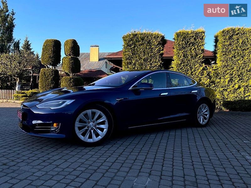 Лифтбек Tesla Model S 2017 в Львове