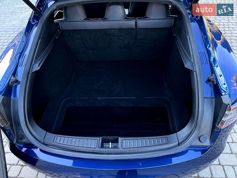 Лифтбек Tesla Model S 2017 в Львове