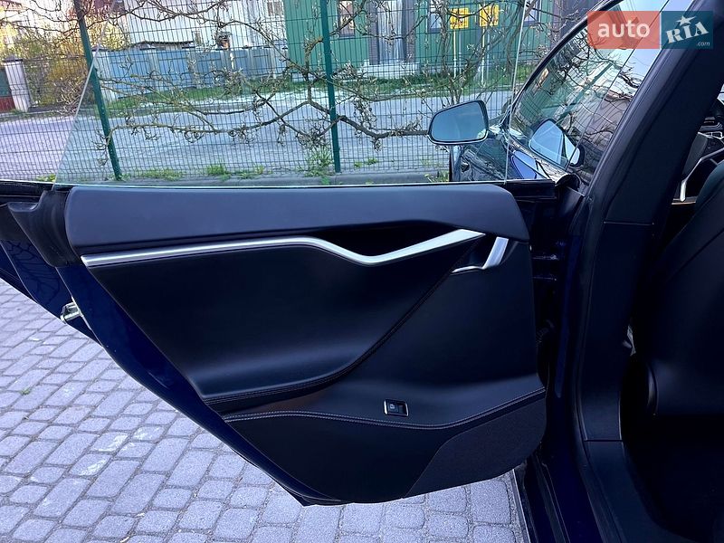 Лифтбек Tesla Model S 2017 в Львове