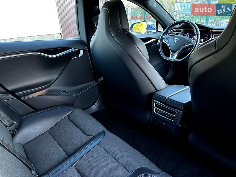 Лифтбек Tesla Model S 2017 в Львове