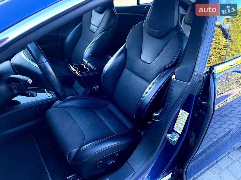 Лифтбек Tesla Model S 2017 в Львове