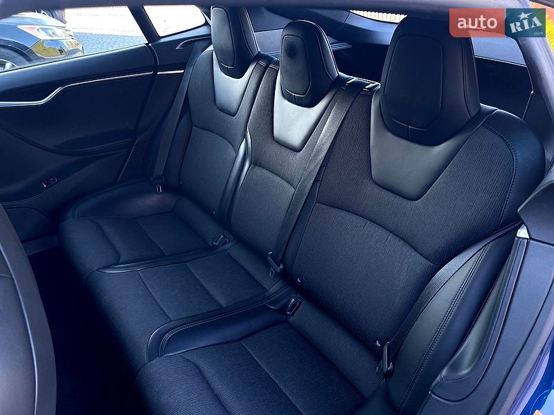 Лифтбек Tesla Model S 2017 в Львове