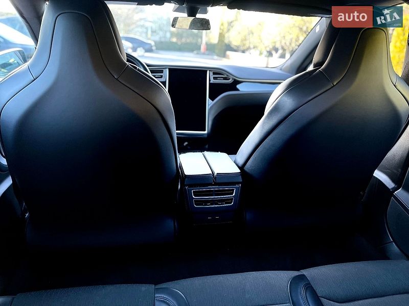 Лифтбек Tesla Model S 2017 в Львове